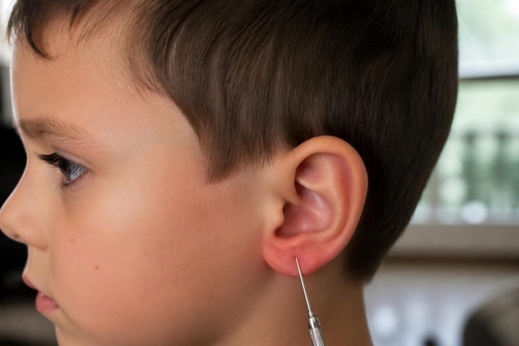 découvrez les risques potentiels pour la santé de votre enfant liés au perce oreille et comment les prévenir efficacement.