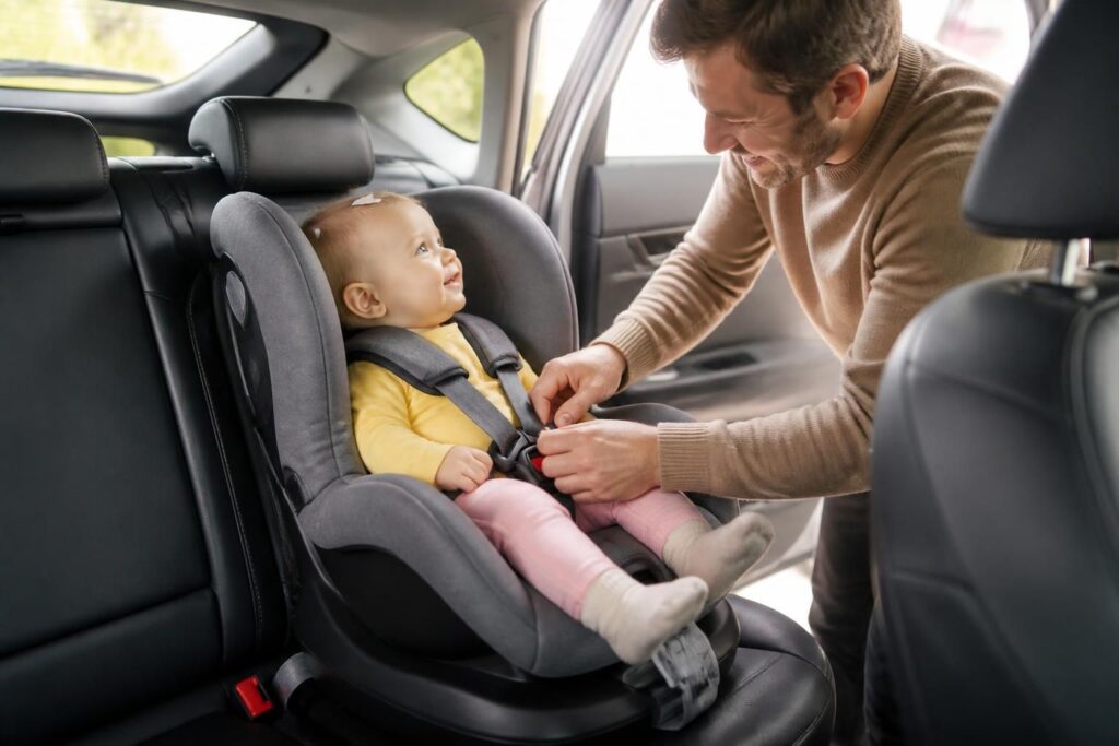 découvrez nos conseils pour installer bébé en toute sécurité dans la voiture et assurer des trajets sereins pour toute la famille.