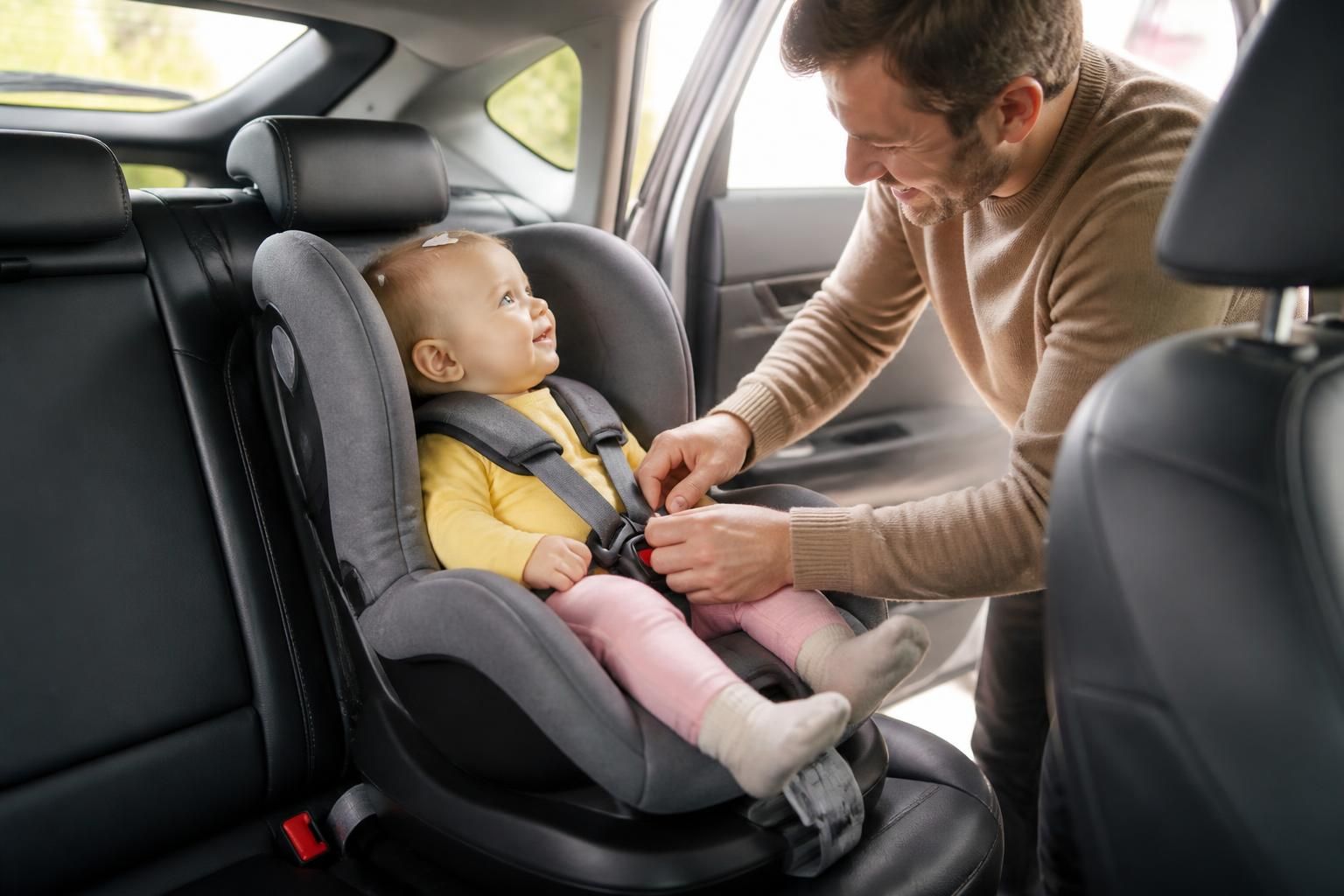 découvrez nos conseils pour installer bébé en toute sécurité dans la voiture et assurer des trajets sereins pour toute la famille.