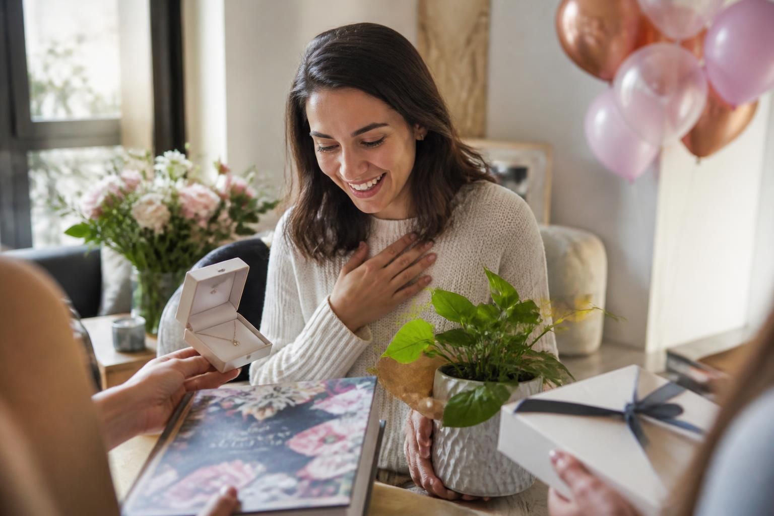 découvrez des idées de cadeaux d'anniversaire originales pour votre copine, adaptées à chaque tranche d'âge, pour lui faire plaisir à coup sûr.