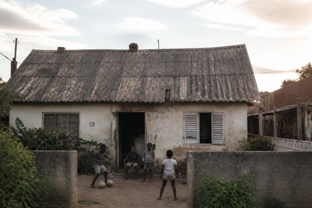 découvrez les risques sanitaires liés à un toit en amiante pour la santé des enfants à la maison et comment protéger votre famille efficacement.